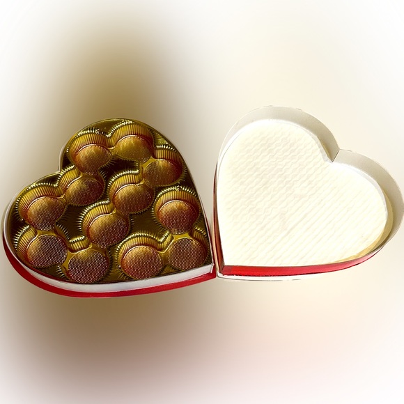 RUSSELL STOVER VALENTINE HEART ROSE PRINT CHOCOLATE BOX 11 in SPECIAL GIFT DECOR - Picture 4 of 8